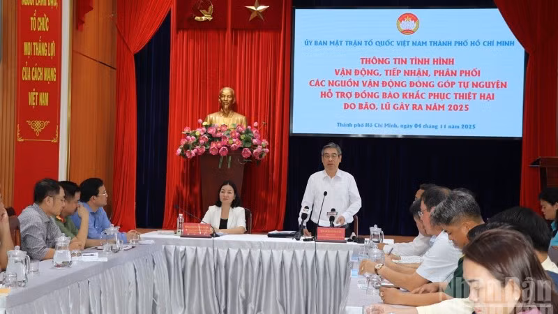 Phó Bí thư Thành ủy, Chủ tịch Ủy ban Mặt trận Tổ quốc Việt Nam Thành phố Hồ Chí Minh Nguyễn Phước Lộc phát biểu tại buổi họp.