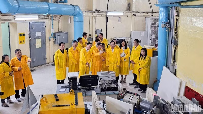Đại biểu tham quan lò phản ứng hạt nhân Đà Lạt. 