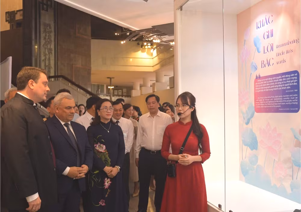 Khách tham quan triển lãm “Những tấm gương bình dị mà cao quý” tại Bảo tàng Hồ Chí Minh.