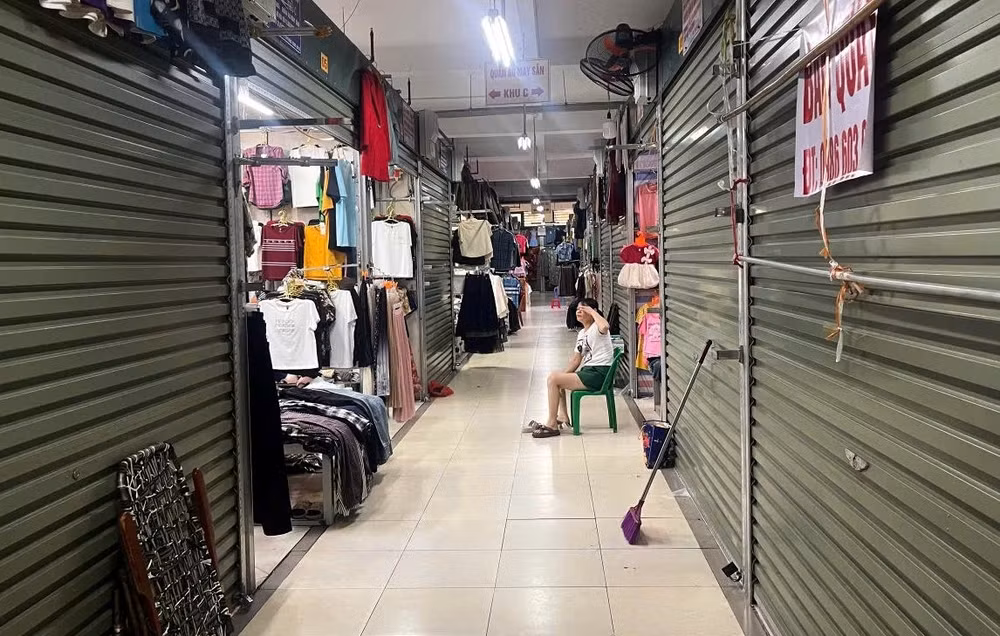 Hàng loạt cửa hàng, ki-ốt ở các khu chợ lớn, nhỏ đang kinh doanh bình thường tại các địa phương ở Tây Bắc đồng loạt đóng cửa, tạm ngừng kinh doanh.