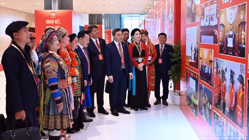 Các đại biểu tham quan trưng bày bên lề Đại hội đại biểu toàn quốc Mặt trận Tổ quốc Việt Nam lần thứ XI (Ảnh: THỦY NGUYÊN)