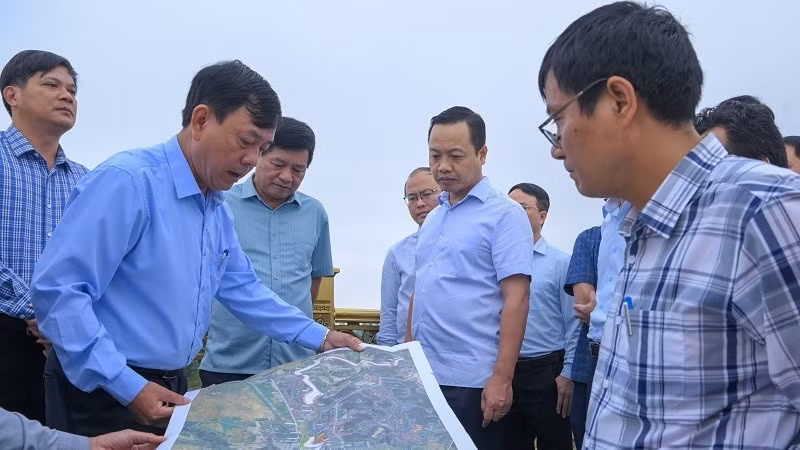 Các đồng chí lãnh đạo Tỉnh ủy, Ủy ban nhân dân tỉnh Điện Biên kiểm tra tiến độ thi công tại Dự án quản lý đa thiên tai lưu vực sông Nậm Rốm. (Ảnh: DIỆP CHI)
