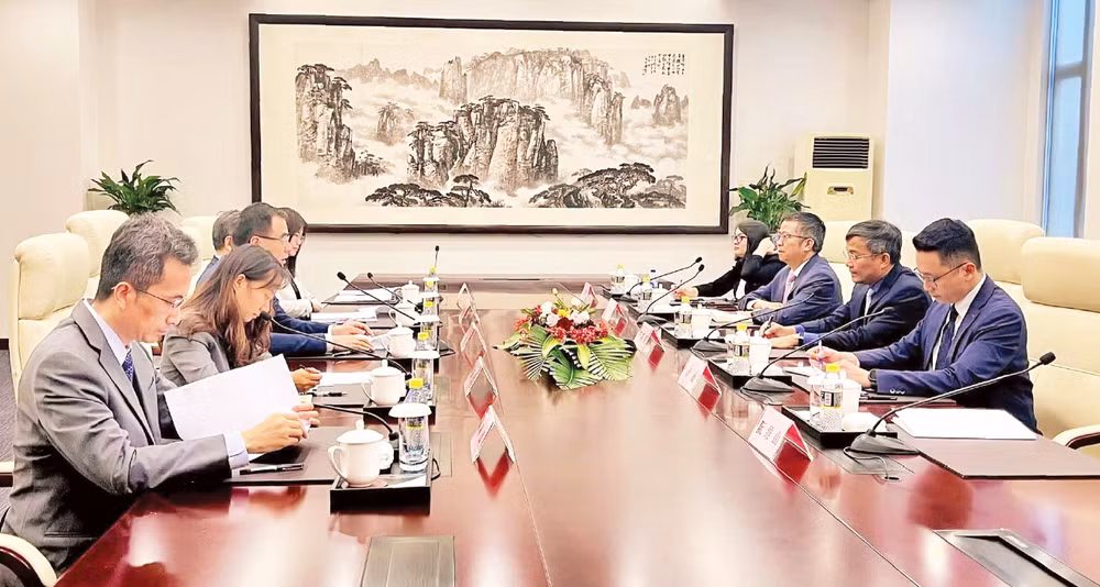 Các quan chức ngoại giao Việt Nam và Trung Quốc làm việc tại Bắc Kinh. (Ảnh: Đại sứ quán Việt Nam tại Trung Quốc)