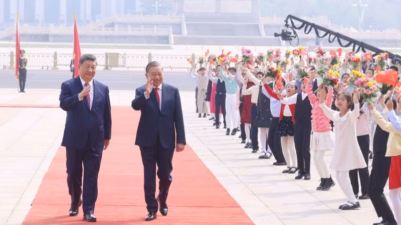 Sáng 15/4/2026, tại Đại lễ đường Nhân dân ở thủ đô Bắc Kinh, Tổng Bí thư, Chủ tịch Trung Quốc Tập Cận Bình và Phu nhân chủ trì Lễ đón trọng thể Tổng Bí thư, Chủ tịch nước Tô Lâm và Phu nhân thăm cấp Nhà nước đến Trung Quốc theo nghi thức cao nhất dành cho nguyên thủ quốc gia. (Ảnh: TTXVN)