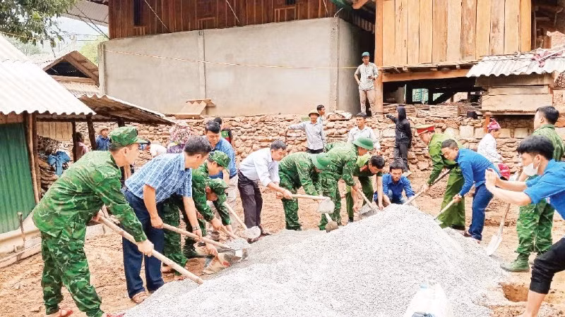 Cán bộ, chiến sĩ Đồn Biên phòng Cửa khẩu quốc tế Nậm Cắn phối hợp chính quyền, các đoàn thể chung tay xóa nhà tạm, nhà dột nát cho nhiều hộ gia đình khó khăn trên địa bàn.