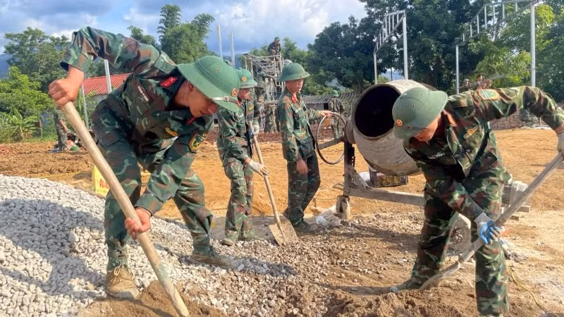 Cán bộ, chiến sĩ thuộc Bộ Chỉ huy quân sự tỉnh Lai Châu triển khai xây dựng nhà ở cho người dân bị mất nhà trong lũ tại nơi ở mới.