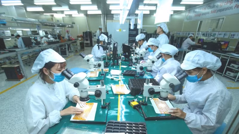 Dây chuyền sản xuất bảng mạch điện tử tại nhà máy của Công ty trách nhiệm hữu hạn 4P ở tỉnh Hưng Yên. (Ảnh: ĐĂNG ANH)