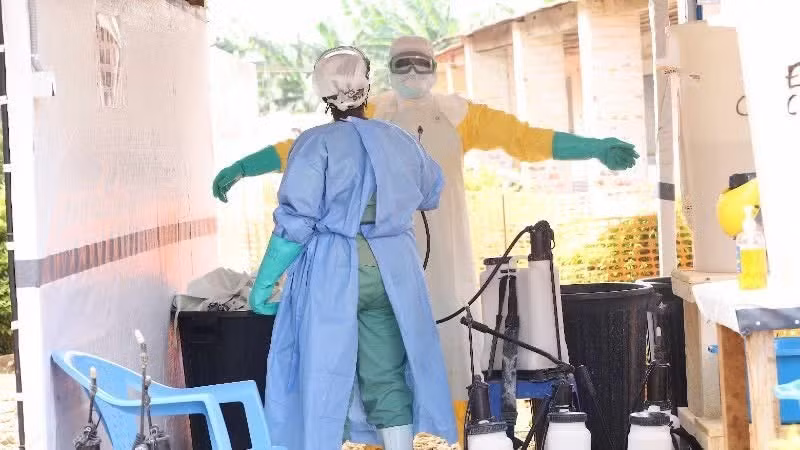 Nhân viên y tế thực hiện khử trùng tại trung tâm điều trị Ebola ở tỉnh Ituri, Cộng hòa Dân chủ Congo. (Ảnh: THX/TTXVN) 