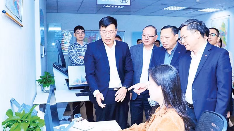 Lãnh đạo Hà Nội tham quan mô hình số hóa tại Trung tâm Phục vụ hành chính công thành phố. 