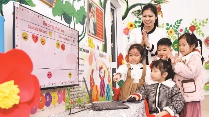 Các em học sinh Trường mầm non Hoa Phượng (phường An Tường, tỉnh Tuyên Quang) hào hứng với tiết học qua phần mềm Kidmart. 