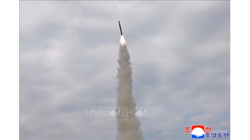 Một vụ phóng thử tên lửa của Triều Tiên ngày 28/10/2025. (Ảnh: Yonhap/TTXVN) 