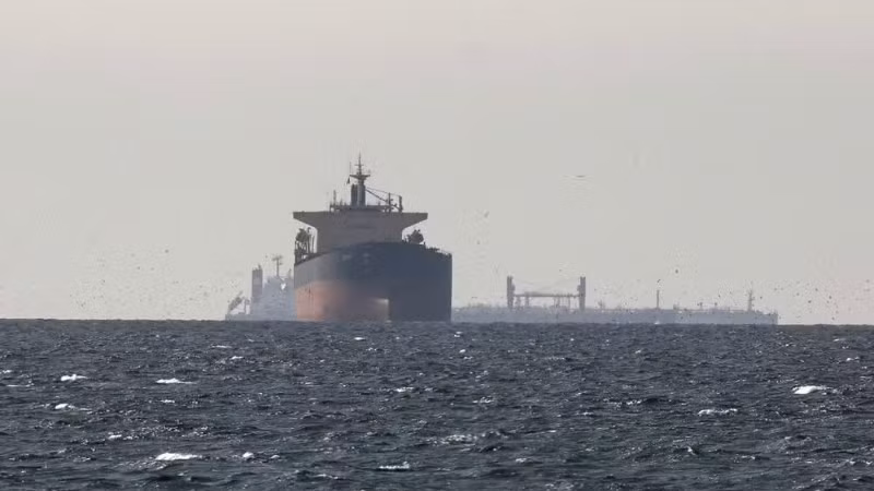 Tàu thuyền vận chuyển trên eo biển Hormuz. (Ảnh: THX/TTXVN) 