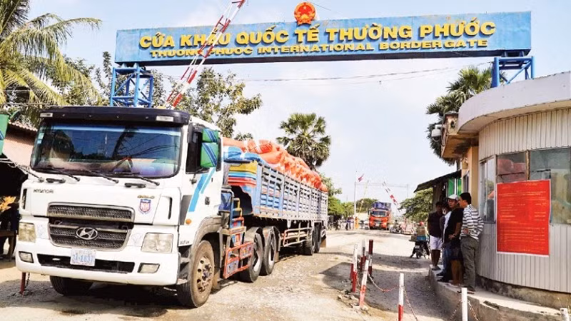 Kiểm soát hàng hóa qua Cửa khẩu quốc tế Thường Phước (tỉnh Đồng Tháp).