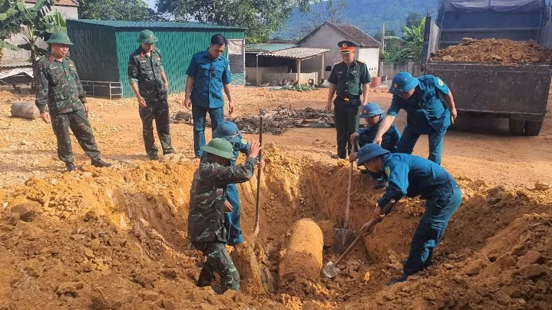 Quả bom nằm sâu dưới lòng đất khoảng 4m, cách nhà dân khoảng 50m và còn nguyên kíp nổ. (Ảnh: TRỌNG KIÊN)