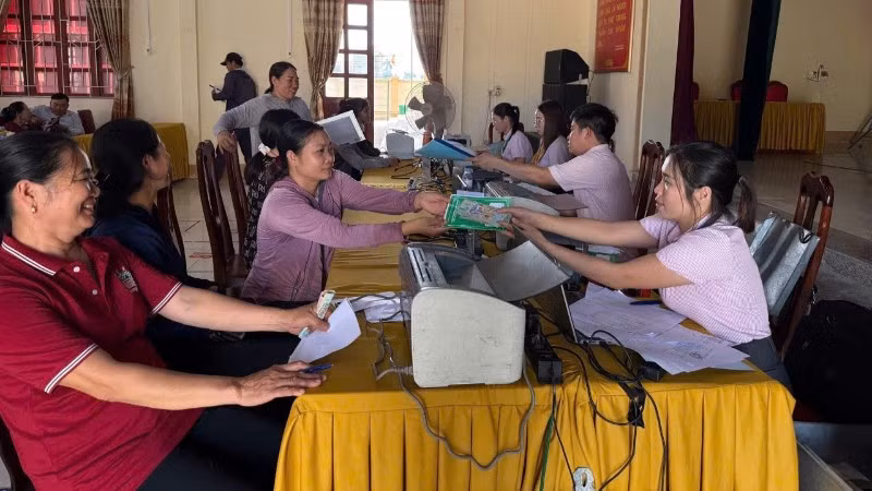 Các điểm giao dịch Ngân hàng Chính sách xã hội Quỳnh Lưu ngày ngày tích cực giải ngân cho vay vốn ưu đãi tới nhân dân.