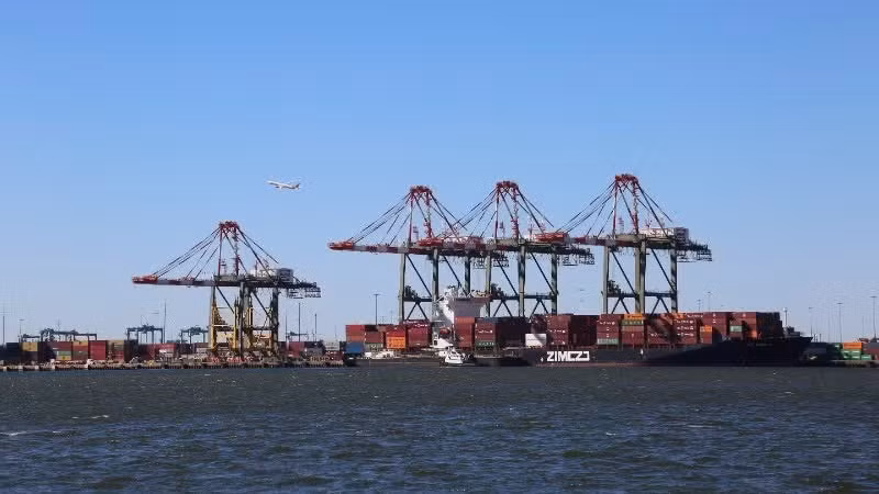 Cảng hàng hóa ở New Jersey, Mỹ. (Ảnh: THX/TTXVN) 