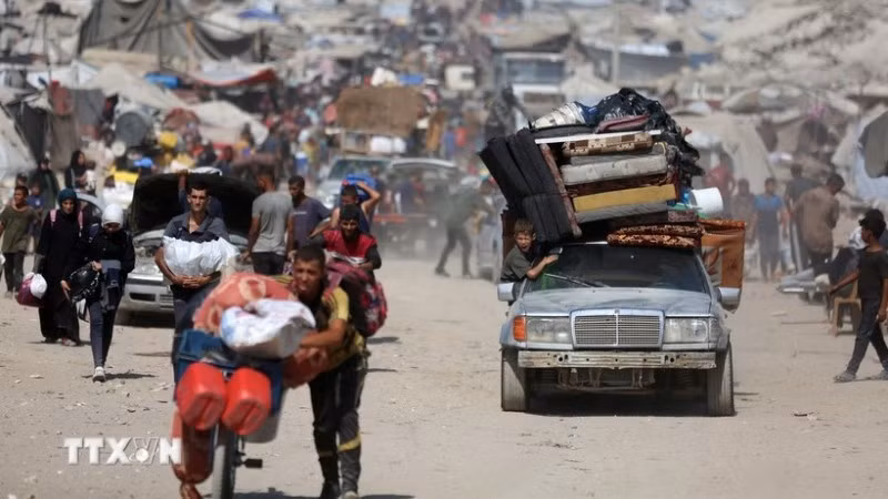 Người dân Palestine sơ tán tránh xung đột tại Gaza. (Ảnh: THX/TTXVN) 