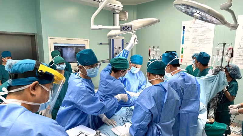 Bệnh nhân được ê-kíp phẫu thuật Bệnh viện Nhi đồng thành phố can thiệp xử trí. 