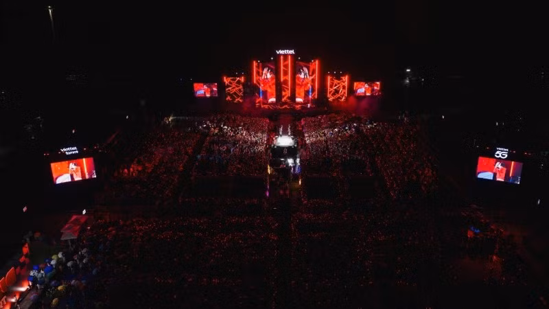 Biển người đỏ rực “đốt nóng” sân khấu Viettel Y-Fest Quảng Ninh 2026 vào tối 17/5. (Ảnh: BTC)