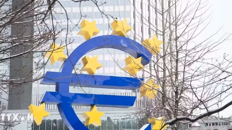 Biểu tượng đồng euro tại Frankfurt (Đức). (Ảnh: THX/TTXVN) 