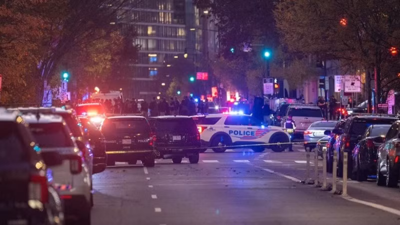 Cảnh sát phong tỏa hiện trường vụ xả súng ở Washington, D.C., Mỹ. (Ảnh: THX/TTXVN) 
