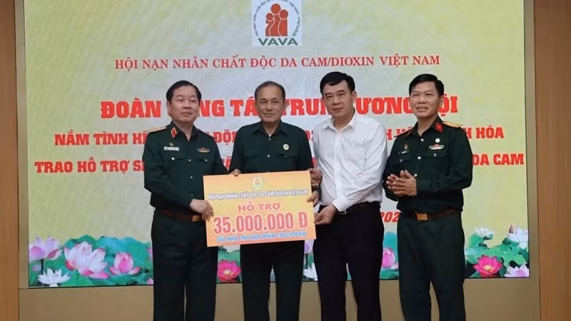 Ban tổ chức trao hỗ trợ cho gia đình ông Lê Đình Dễnh sửa chữa nhà ở.