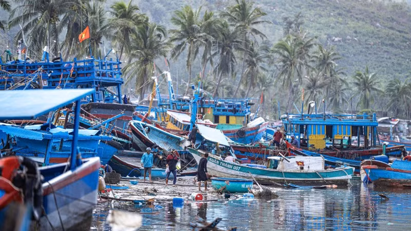 Hàng trăm tàu bè hư hỏng, bị sóng đánh dạt vào bờ tại khu vực Vũng Chào, Sông Cầu, tỉnh Đắk Lắk sau bão số 13. (Ảnh: LÂM PHAN)