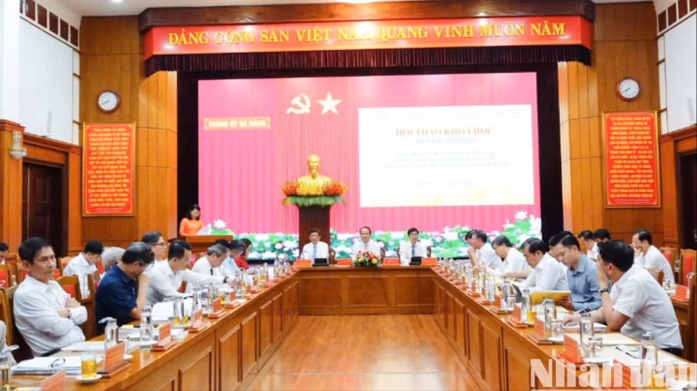 Hội thảo khoa học “100 năm (1925-2025) báo chí cách mạng đồng hành cùng sự phát triển thành phố Đà Nẵng và vai trò của báo chí với cuộc sống hôm nay”. (Ảnh: ANH ĐÀO)