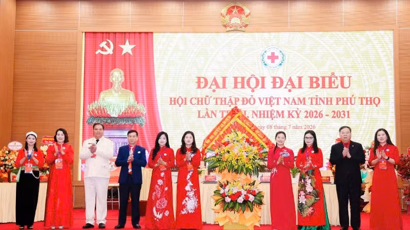 Đồng chí Bùi Thị Minh, Phó Bí thư Tỉnh ủy, Chủ tịch Ủy ban Mặt trận Tổ quốc Việt Nam tỉnh Phú Thọ tặng hoa chúc mừng Đại hội.