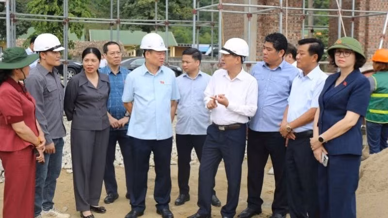 Đoàn công tác kiểm tra tiến độ thi công Trường liên cấp xã Môn Sơn.