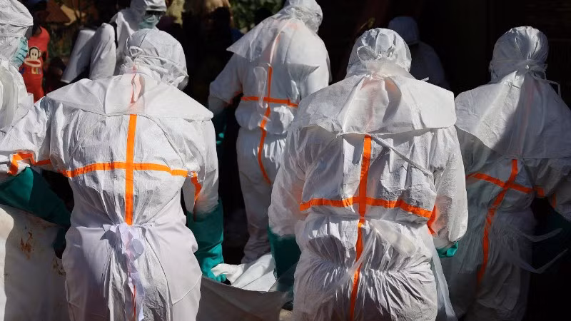 Nhân viên y tế chuyển thi thể một bệnh nhân Ebola tại Mongbwalu, tỉnh Ituri, Cộng hòa dân chủ Congo, ngày 25/5/2026. (Ảnh: THX/TTXVN)