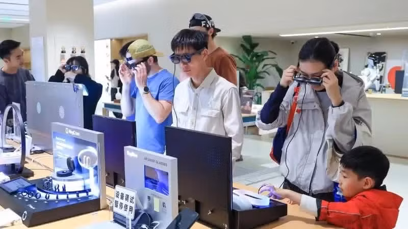 Khách hàng trải nghiệm kính thông minh ở một cửa hàng tại thành phố Thâm Quyến, tỉnh Quảng Đông, Trung Quốc. (Ảnh: Tân Hoa xã) 