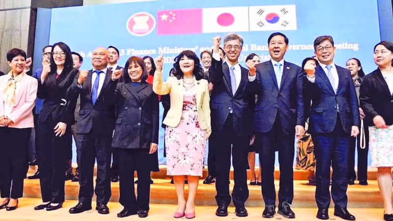Các quan chức tham dự Hội nghị ASEAN+3 tại Uzbekistan.