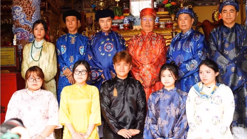 Nghệ nhân ưu tú Lê Văn Ngộ (áo đỏ) và các nhà nghiên cứu cùng các bạn trẻ đại diện nhóm “Gõ chầu thiên hội”. 