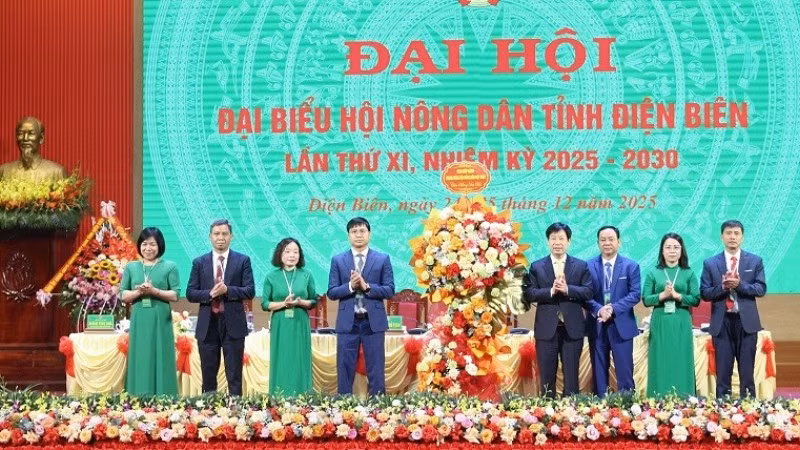 Lãnh đạo Trung ương Hội Nông dân Việt Nam tặng hoa chúc mừng Đại hội đại biểu Hội Nông dân tỉnh Điện Biên lần thứ 11.