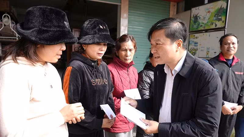 Chủ tịch Ủy ban nhân dân tỉnh Quảng Trị Lê Hồng Vinh thăm, tặng quà 12 hộ dân ở xã Khe Sanh bị ảnh hưởng do thiên tai gây sạt lở đất.