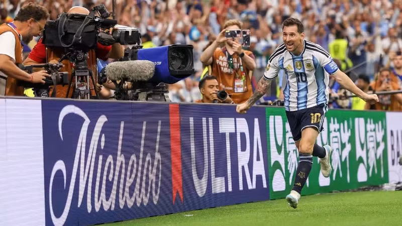 Cầu thủ Messi (đội tuyển Argentina) ăn mừng chiến thắng trong trận đấu thuộc bảng J (Ảnh: FIFA)