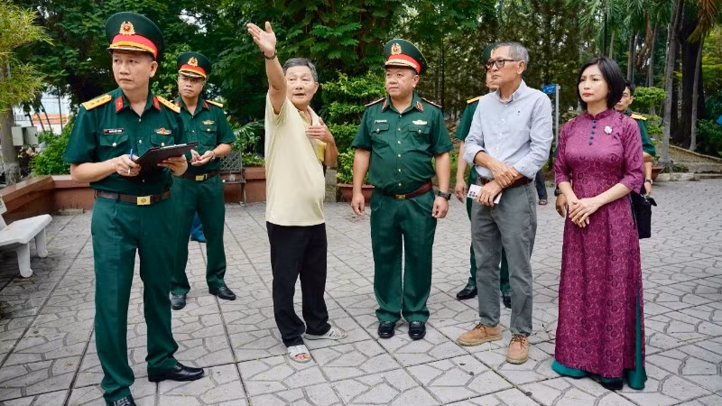 Các nhân chứng trao đổi thông tin với Thủ trưởng Bộ Tư lệnh Thành phố Hồ Chí Minh. (Ảnh: HỮU TÂN) 