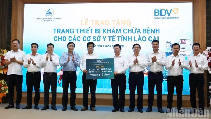 Lãnh đạo ngân hàng BIDV trao 2 tỷ đồng trang thiết bị y tế cho tỉnh Lào Cai. (Ảnh: THANH SƠN)