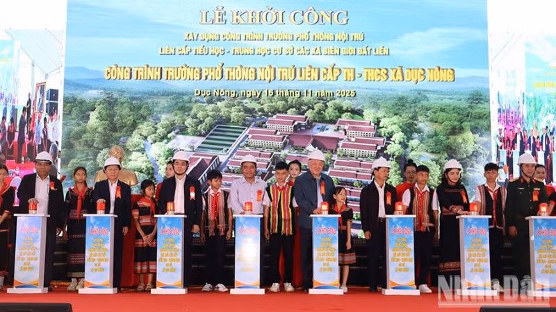 Phó Thủ tướng Thường trực Chính phủ Nguyễn Hòa Bình cùng lãnh đạo các bộ, ngành và tỉnh Quảng Ngãi thực hiện nghi thức khởi công.
