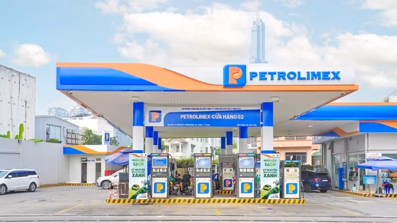 Cửa hàng xăng dầu của Petrolimex sẵn sàng cung ứng xăng E10 đáp ứng nhu cầu của khách hàng. 