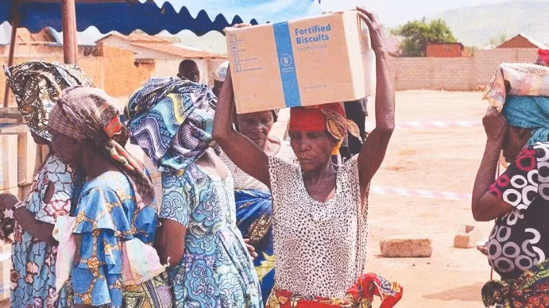 Người dân ở Nam Kivu, Cộng hòa Dân chủ Congo nhận hàng viện trợ.