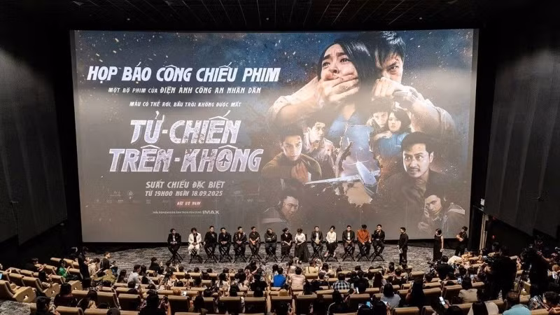 Phim Tử chiến trên không ghi nhận sự hợp tác hiệu quả giữa Điện ảnh Công an nhân dân và đơn vị tư nhân. (Ảnh: ĐOÀN LÀM PHIM)