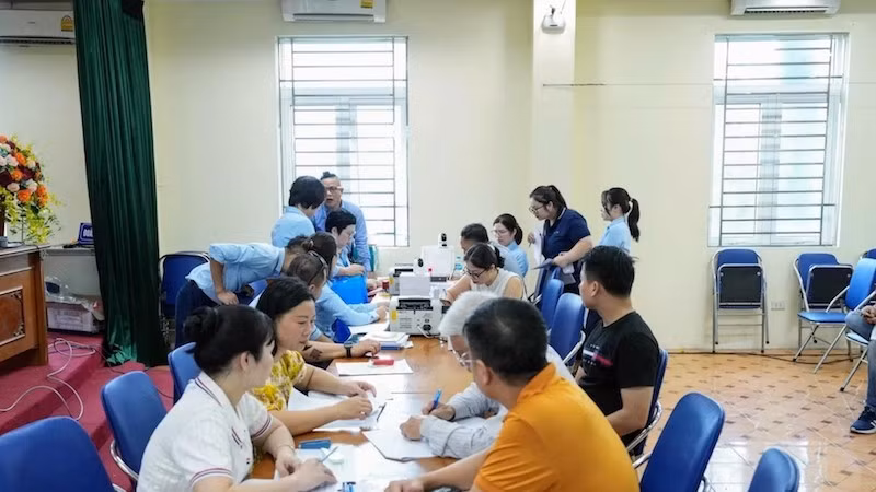 Các hộ dân phường Yên Nghĩa (Hà Nội) làm thủ tục nhận tiền bồi thường giải phóng mặt bằng đường Vành đai 4-Vùng Thủ đô.