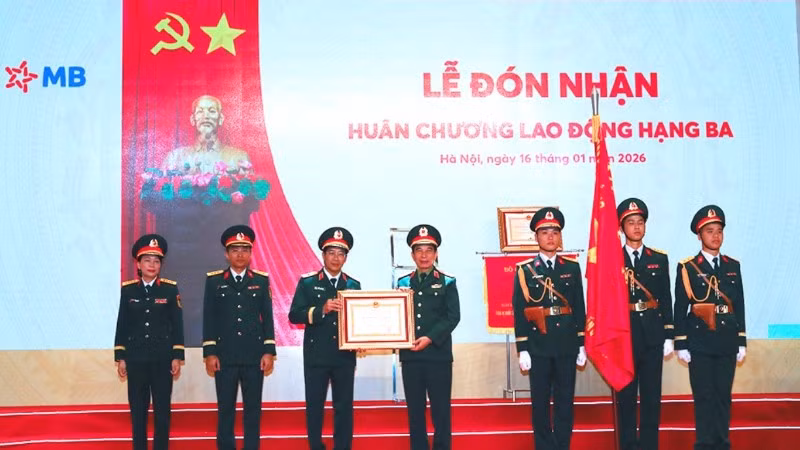 Đại tướng Phan Văn Giang trao Huân chương Lao động hạng Ba tặng MB. (Ảnh: mod.gov.vn)