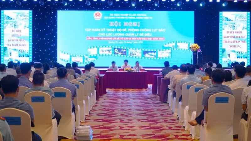 Hội nghị tập huấn kỹ thuật hộ đê, phòng, chống lụt bão cho lực lượng chuyên trách quản lý đê điều diễn ra tại phường Đồng Hới, tỉnh Quảng Trị.