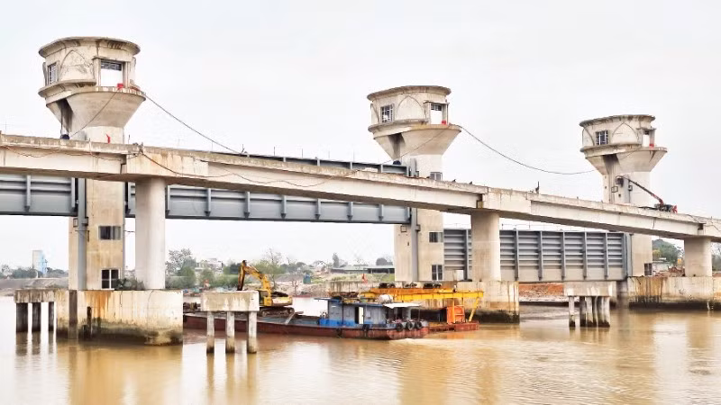 Đập ngăn mặn, trữ ngọt trên sông Lèn phục vụ sản xuất, đời sống nhân dân phía đông bắc tỉnh Thanh Hóa.