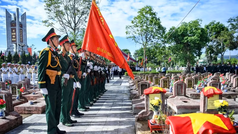 Lễ truy điệu, an táng 80 hài cốt liệt sĩ quân tình nguyện, chuyên gia Việt Nam hy sinh tại Lào quy tập về Nghĩa trang liệt sĩ Nghi Lộc, tỉnh Nghệ An. (Ảnh: THÀNH ĐẠT)