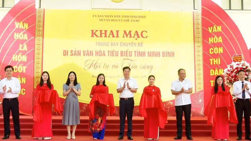 Các đồng chí lãnh đạo tỉnh, Sở Văn hóa, Thể thao tỉnh Ninh Bình cắt băng khai mạc trưng bày Di sản văn hóa tiêu biểu tỉnh Ninh Bình.
