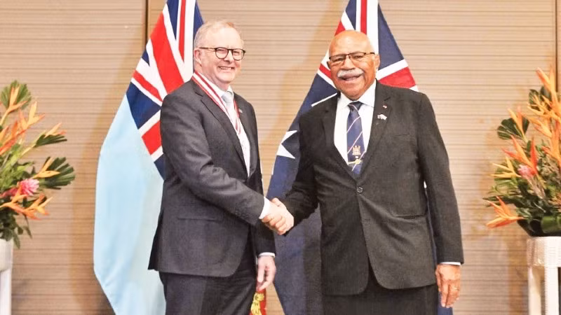 Hai Thủ tướng Australia và Fiji tại lễ ký thỏa thuận liên minh. (Ảnh: THE GUARDIAN)